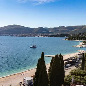 https://villa-okruk.hotels-in-trogir.com